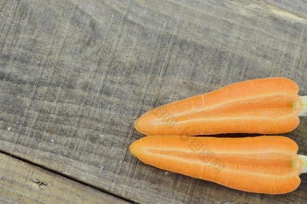 新鲜的双的将切开胡萝卜向木制的背景