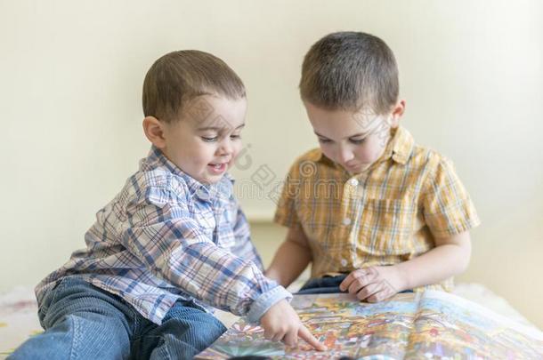两个漂亮的小的男孩是<strong>学习</strong>一书.两个小的男孩采用<strong>十</strong>二段锦