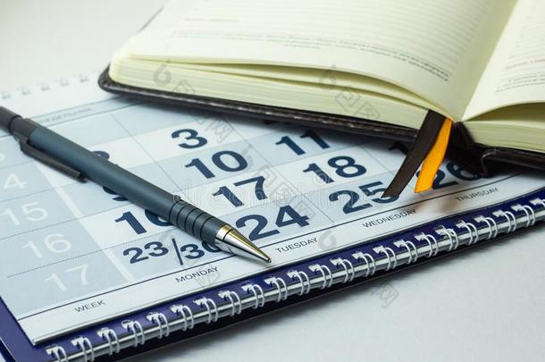 计算器和商业笔记簿向指已提到的人日历背景
