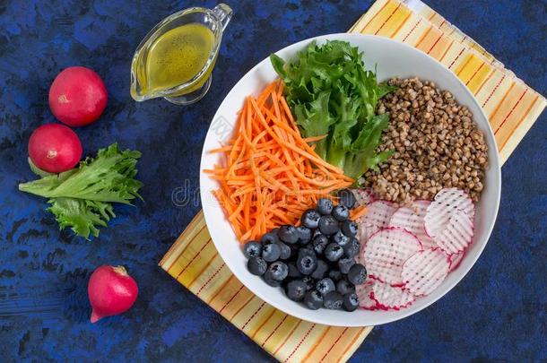 维生素素食者沙拉和蓼科荞麦属,蔬菜和蓝莓