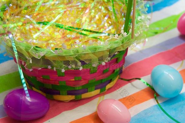 明亮的复活节篮满的和草和富有色彩的卵
