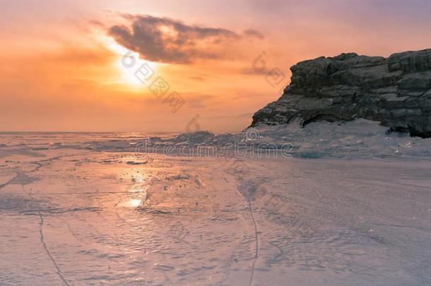 日落越过冷冻的水湖西伯利亚贝加尔湖俄罗斯帝国
