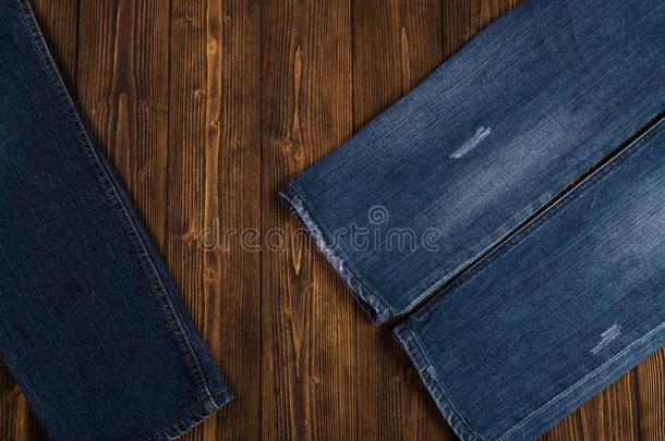 磨损的牛仔裤或蓝色牛仔裤<strong>斜纹</strong>粗棉布收集向粗糙的黑暗的木制的