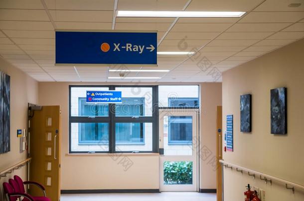 特写镜头看法字母x-射线方向的符号采用不列颠的医院