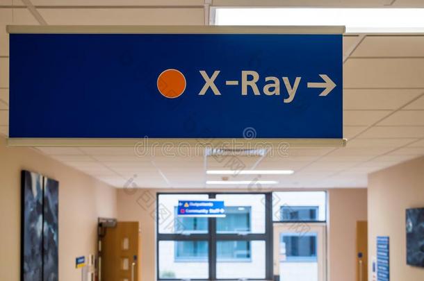特写镜头看法字母x-射线方向的符号采用不列颠的医院