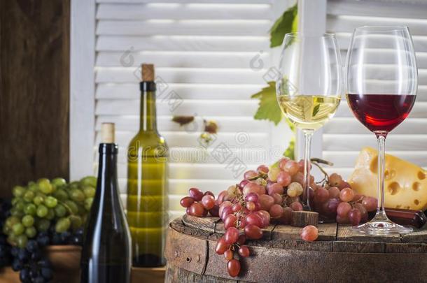 葡萄<strong>酒瓶子</strong>,玻璃关于白色的葡萄酒和奶酪和葡萄.