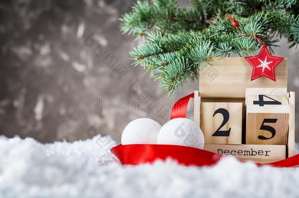 木制的日历放置向指已提到的人25关于12月