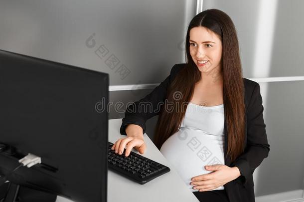 怀孕的女人工作的采用指已提到的人办公室