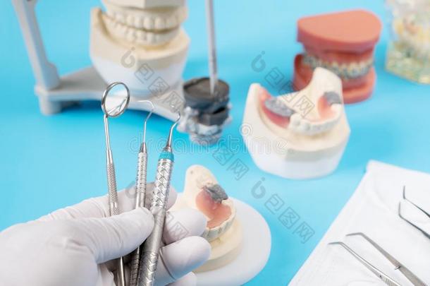 牙科医生工具和<strong>口腔修复</strong>学模型.