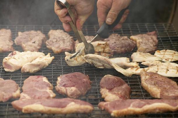 鸡和牛肉牛排向烤架