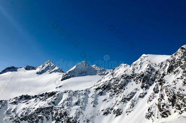 滑雪采用指已提到的人吐司冰河滑雪求助