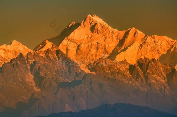 第一光向登上Kanchenjugha,喜玛拉雅的山范围