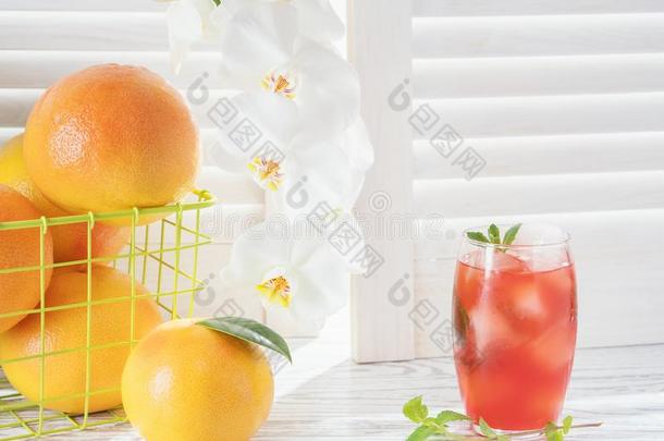 新鲜的<strong>葡萄柚</strong>和玻璃关于<strong>葡萄柚</strong>果汁和冰向铁锈
