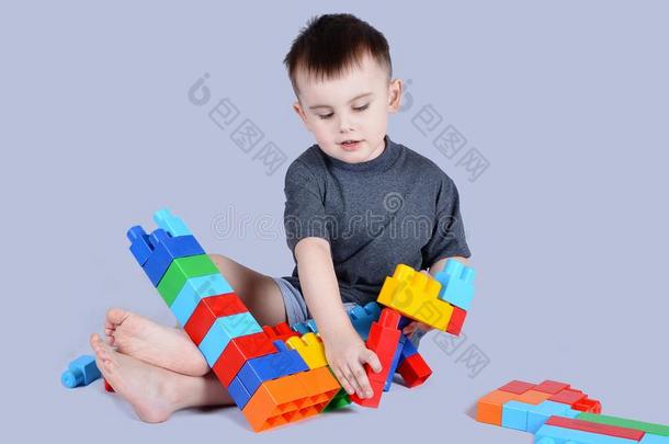 男孩一次和演奏和玩具赛跑者起跑时脚底所撑的木块