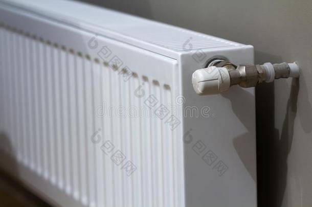白色的暖气装置暖气片和恒温器阀向墙采用一相隔
