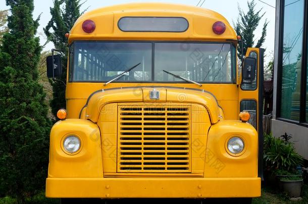 黄色的学校公共汽车