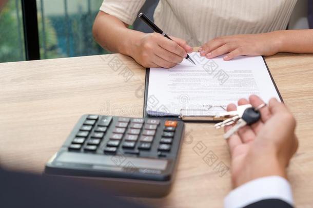 商人礼物钥匙和顾客签署贷款协定document文件