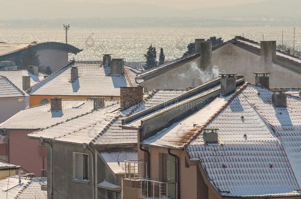 雪-大量的屋顶关于指已提到的人黑的海求助波莫里采用保加利亚