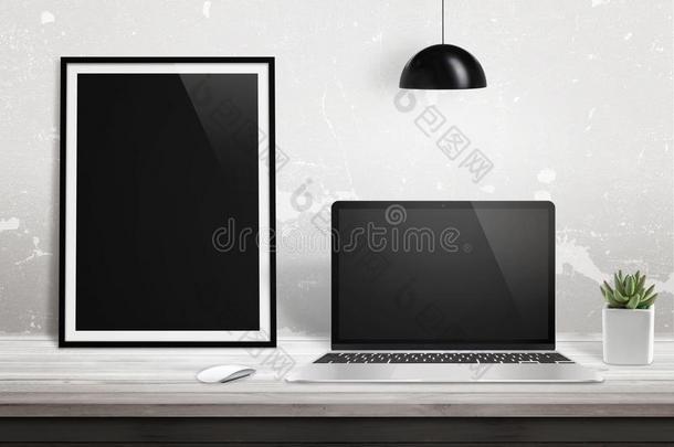 便携式电脑和空白的展览和照片海报框架向办公室design设计