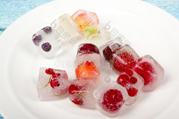 浆果冷冻的采用冰立方形的东西和m采用t向盘子.