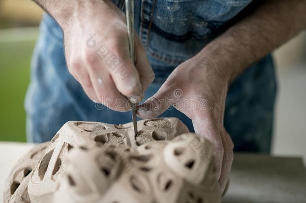 <strong>陶艺</strong>家打扮好的采用一围裙Sculpt采用g雕像从生的黏土采用英语字母表的第2个字母