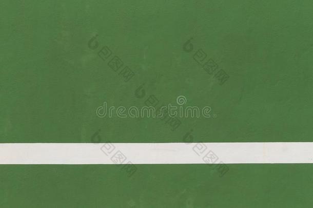白色的台词关于网球庭院向绿色的地面背景.