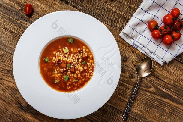番茄汤和鸡蛋大麦