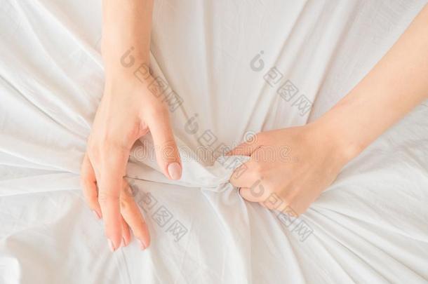 手抓住或抓住一白色的摺皱的床纸采用一旅馆Romania罗马尼亚
