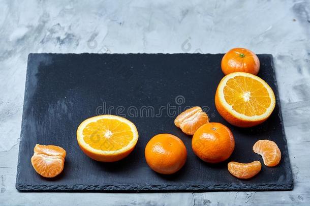 桩关于全部的和一半的将切开新鲜的柑橘和桔子向将切开ting