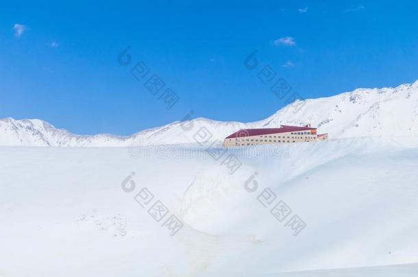 立山黑部阿尔卑斯山的路,指已提到的人雪山墙和蓝色
