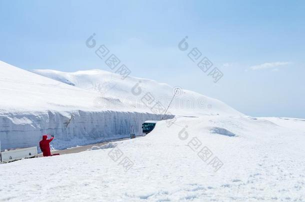 立山黑部阿尔卑斯山的路,指已提到的人雪山墙和蓝色