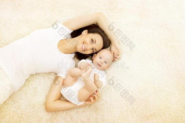 母亲和婴儿,幸福的家庭肖像,妈妈和小孩向地毯