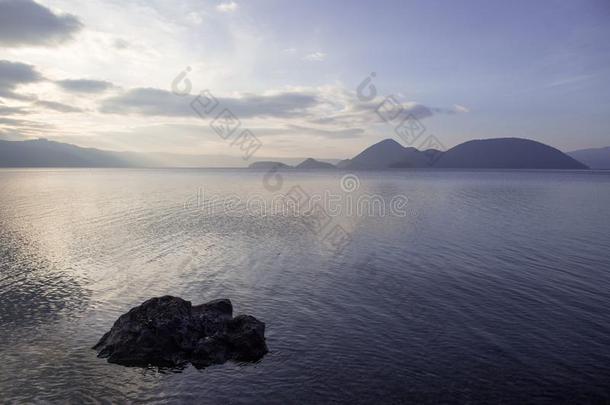 单一的岩石在日落采用湖托亚,北海道