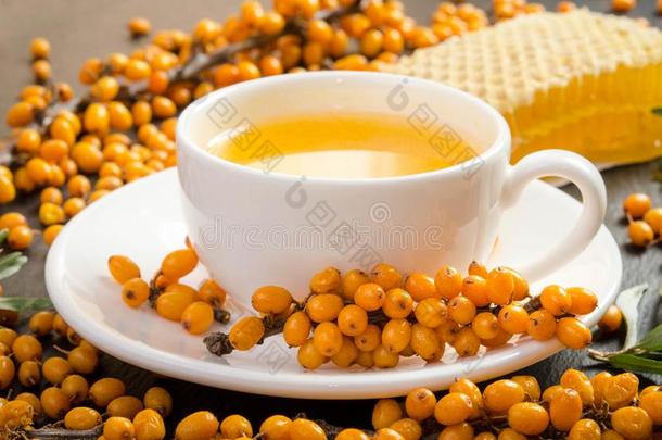 海鼠李属植物,蜂窝和蜂蜜和杯子关于茶水