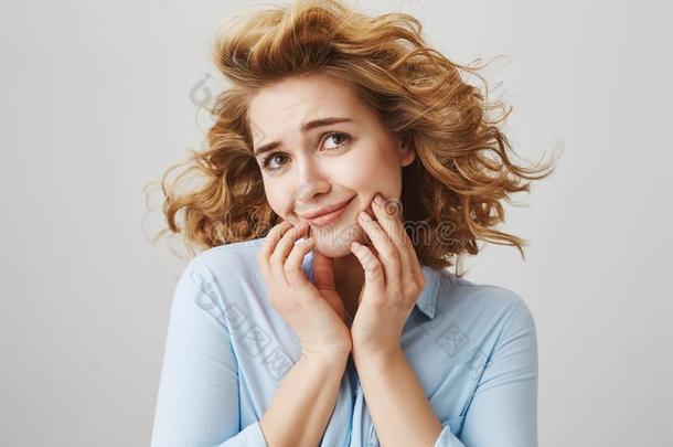 女孩假装向是情节剧女演员.漂亮的有趣的女人和对有把握