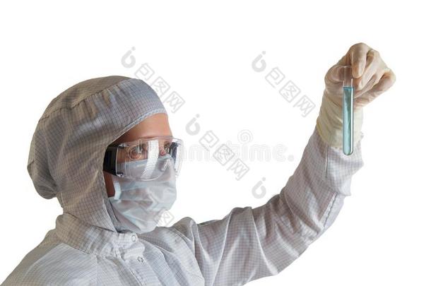 女人采用白色的保护的一套外衣exam采用es蓝色液体采用玻璃澡盆