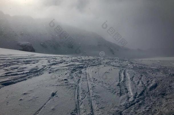 滑雪采用指已提到的人<strong>吐司</strong>冰河滑雪求助