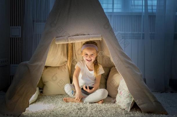 小的女孩采用美国印第安人的圆锥形帐篷帐篷采用房间