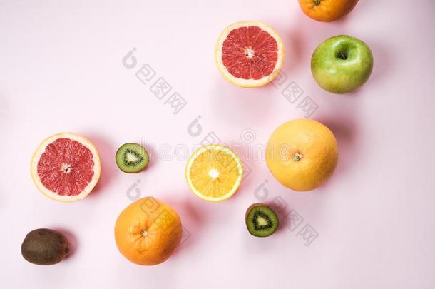富有色彩的新鲜的成果向灰色表.桔子,香蕉,苹果,鹬鸵