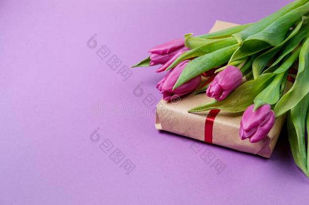 紫色的郁金香,咖啡豆和糖果向一紫罗兰b一ckground.春季