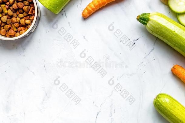胡萝卜,夏季产南瓜之一种和干的干燥的食物放置为动物照片顶看法假雷达