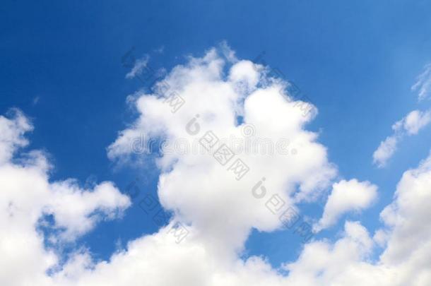 天,天和松软的云大的,天蓝色云背景,中心思想