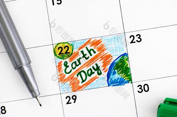 令人回忆起的东西地球一天采用日历和绿色的笔.