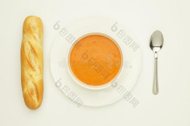 番茄汤向盘子和法国的面包和SPO向