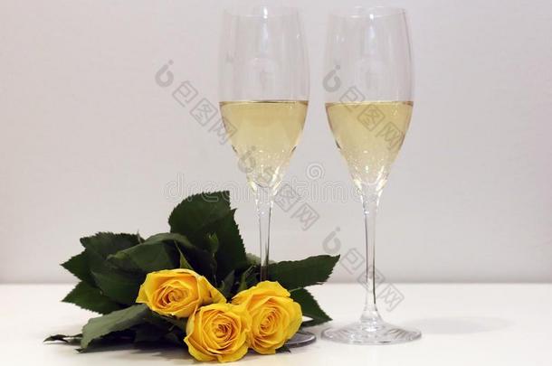 两个眼镜关于发火花的葡萄酒和det.一些<strong>黄色</strong>的玫瑰
