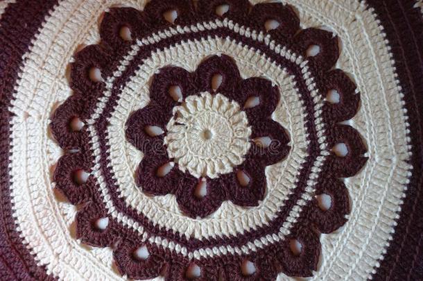 圆形的棕色的和白色的钩针编织品模式为h和made枕头