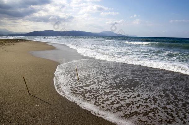 海滨向克利特岛岛,沙的海滩和竹子极乡间