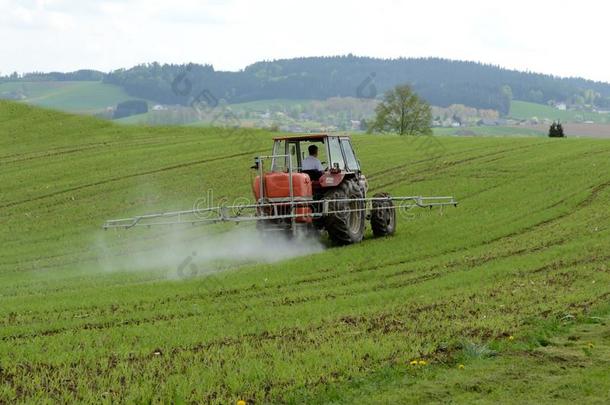 使用关于杀虫剂采用农业
