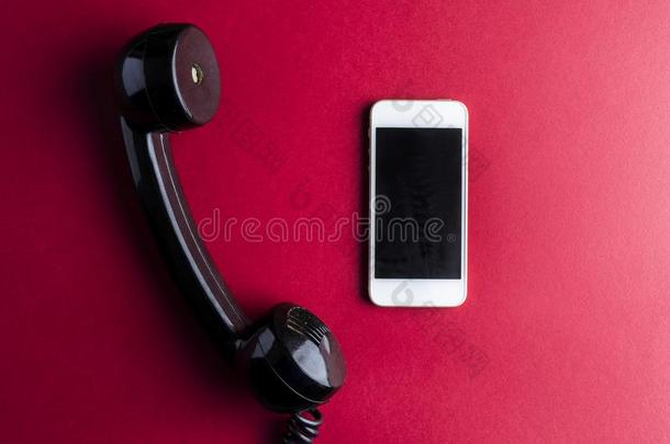 酿酒的电话电话听筒versus对智能手机向红色的背景