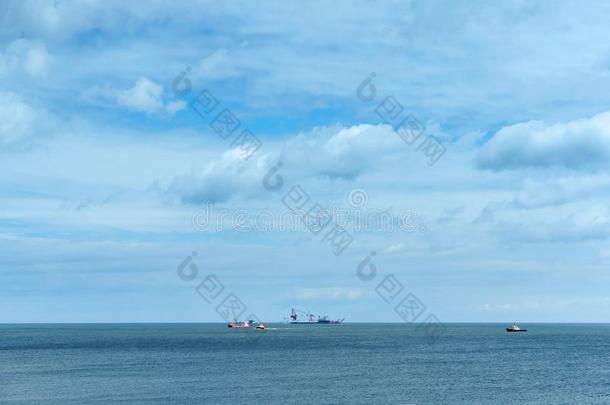 镇定的海在外部波和蓝色天,油和气体<strong>演练</strong>船桅的装置采用